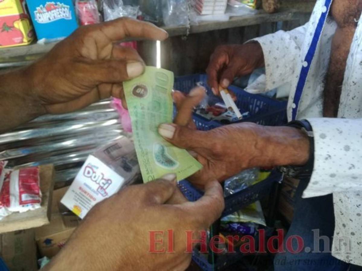 Por diez córdobas, que equivalen a un poco más de siete lempiras, se venden dos cigarros en los negocios de hondureños que están en la Boca de Español, así como los puntos que están aledaños al río Coco o Segovia.