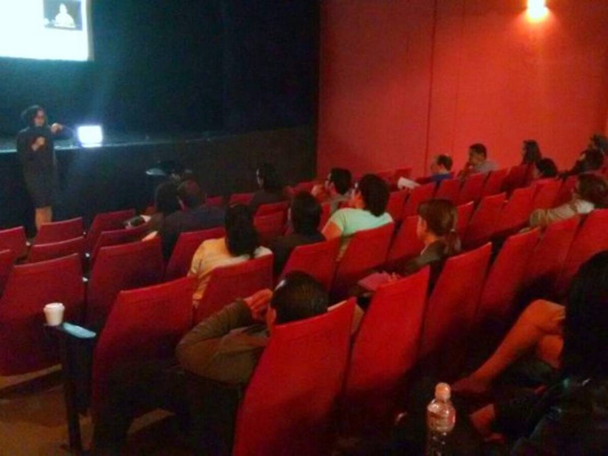 Cineasta estadounidense imparte taller sobre Producción de video en la UNAH