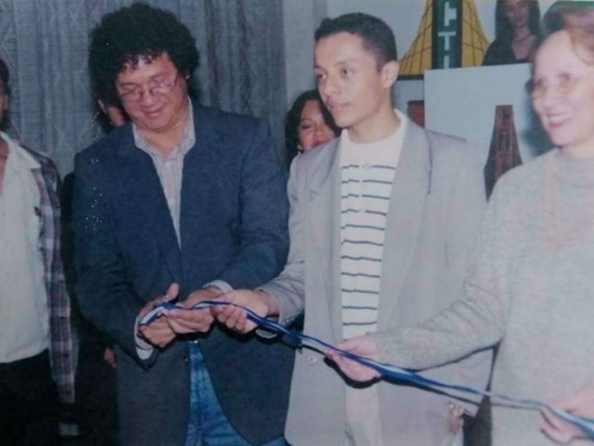 Lanza en la inauguración de la primera muestra del Taller de Artes Visuales “El Círculo” en el año 2002. Foto: Cortesía