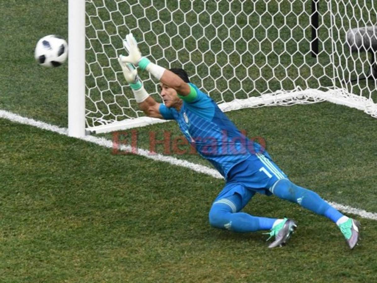 El Hadary adivinó y logró sacar el balón. Foto AFP