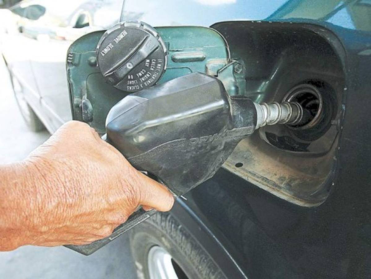 Los combustibles bajan de precio a partir de este lunes