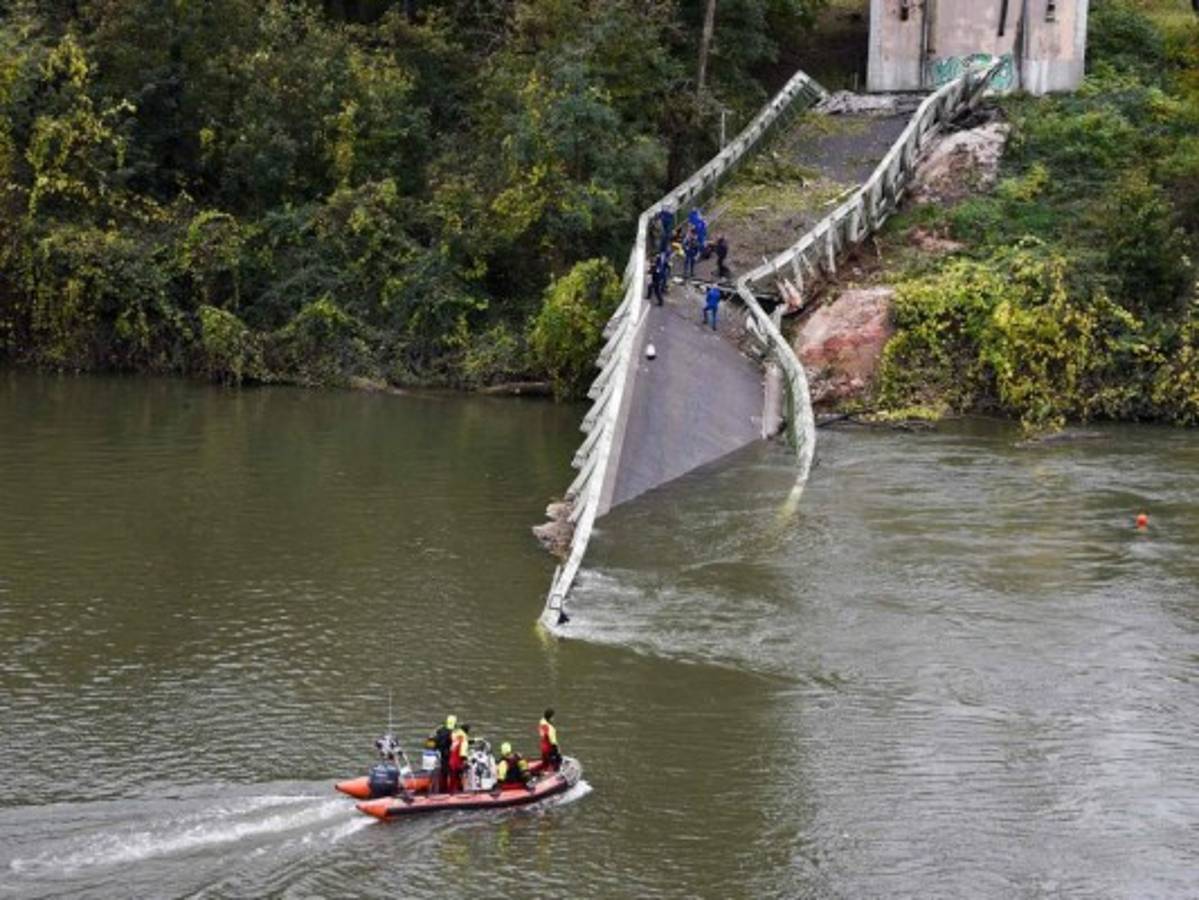 Dos muertos al hundirse un puente en Francia