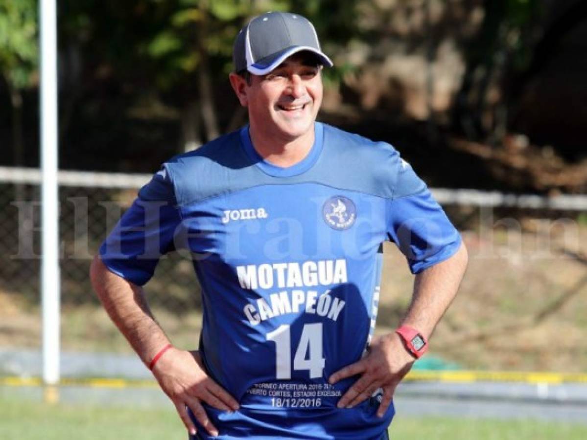 Diego Vazquez se presentó a los entrenos de Motagua con la camisa de la Copa 14