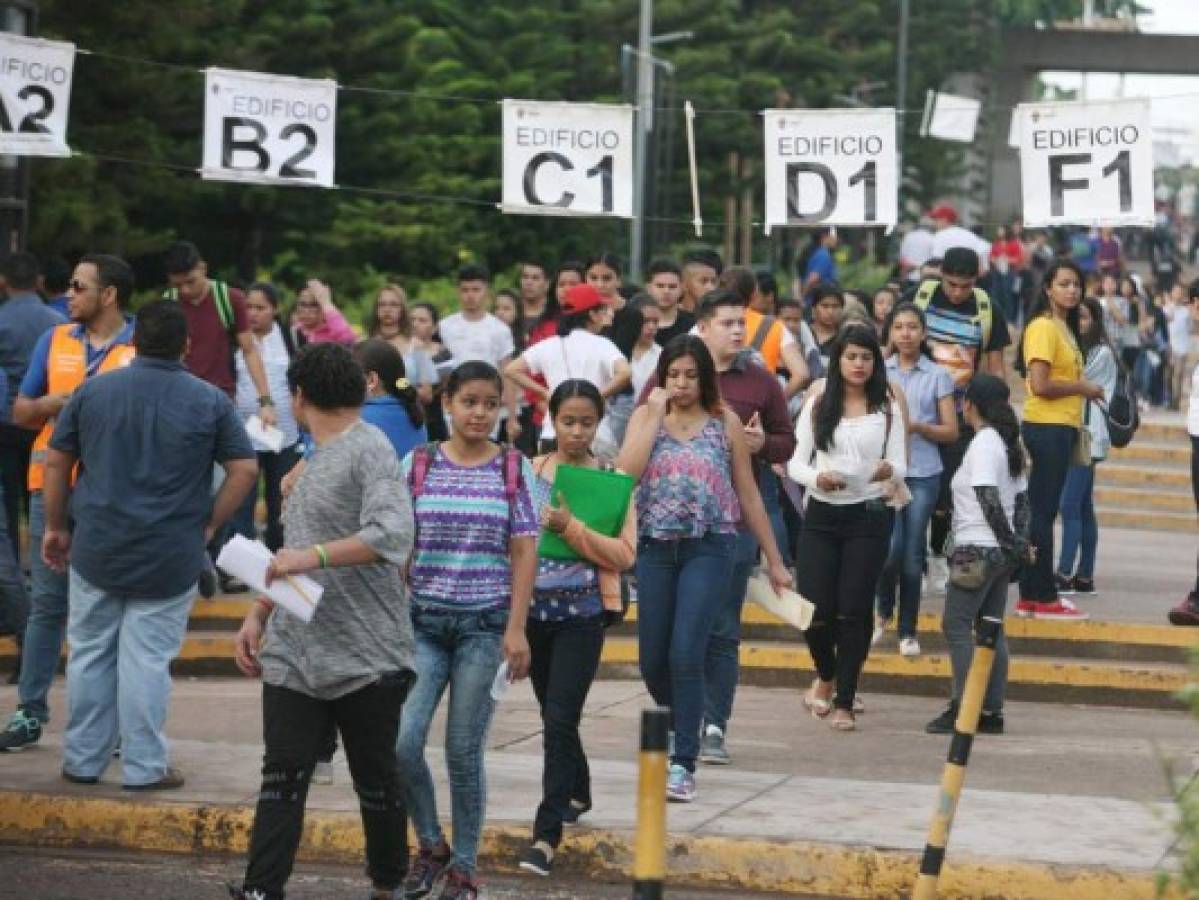 Cerca de 18,000 jóvenes llegan a la Universidad Nacional Autónoma de Honduras para realizar la Prueba de Aptitud Académica (PAA)
