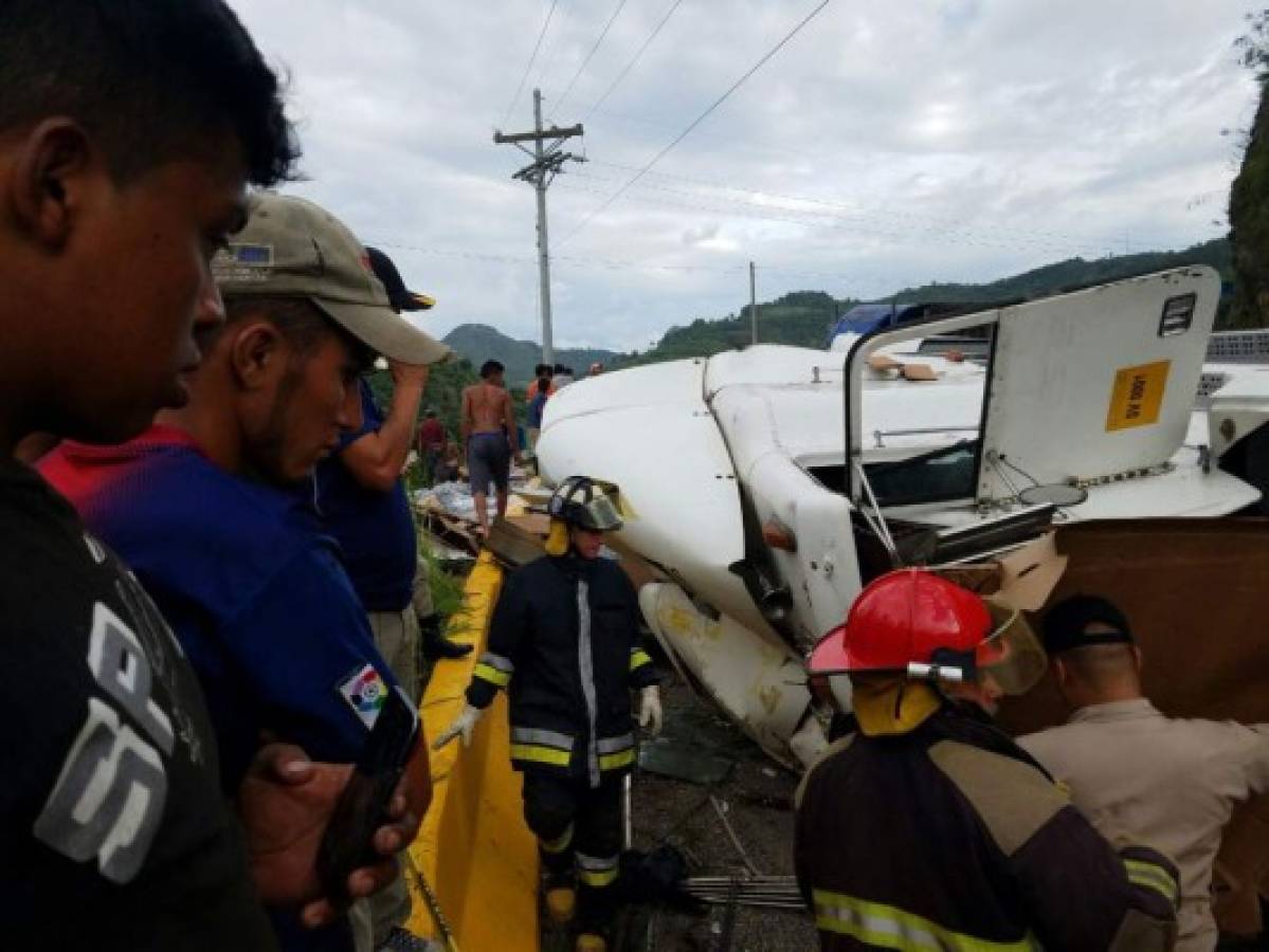 Conductor salvadoreño muere tras accidente de rastra en la carretera CA-4