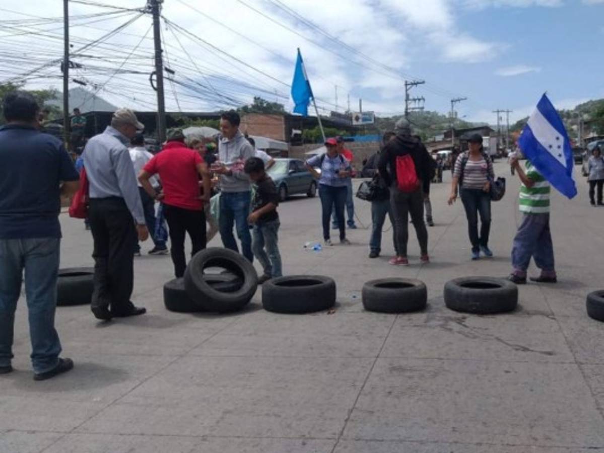 En la carretera que conduce a Danlí, al oriente de Honduras, no hay paso vehicular. Foto: EL HERALDO