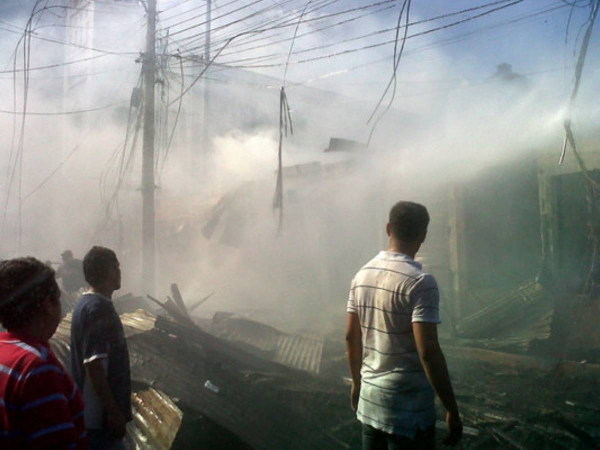 Voraz incendio arrasa con seis mercados de la capital de Honduras