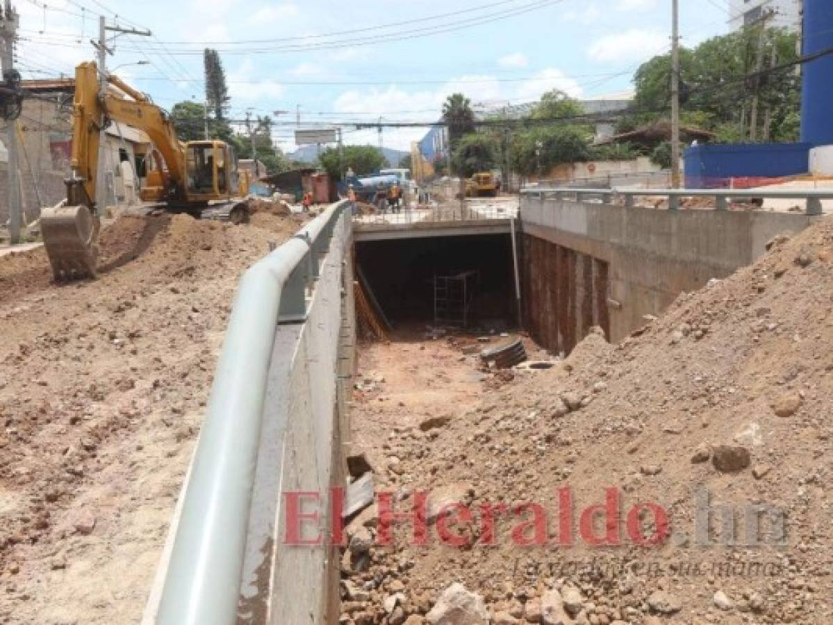 El túnel que se construye en la entrada a la colonia San Carlos forma parte del paquete de obras. Foto: Alex Pérez/El Heraldo