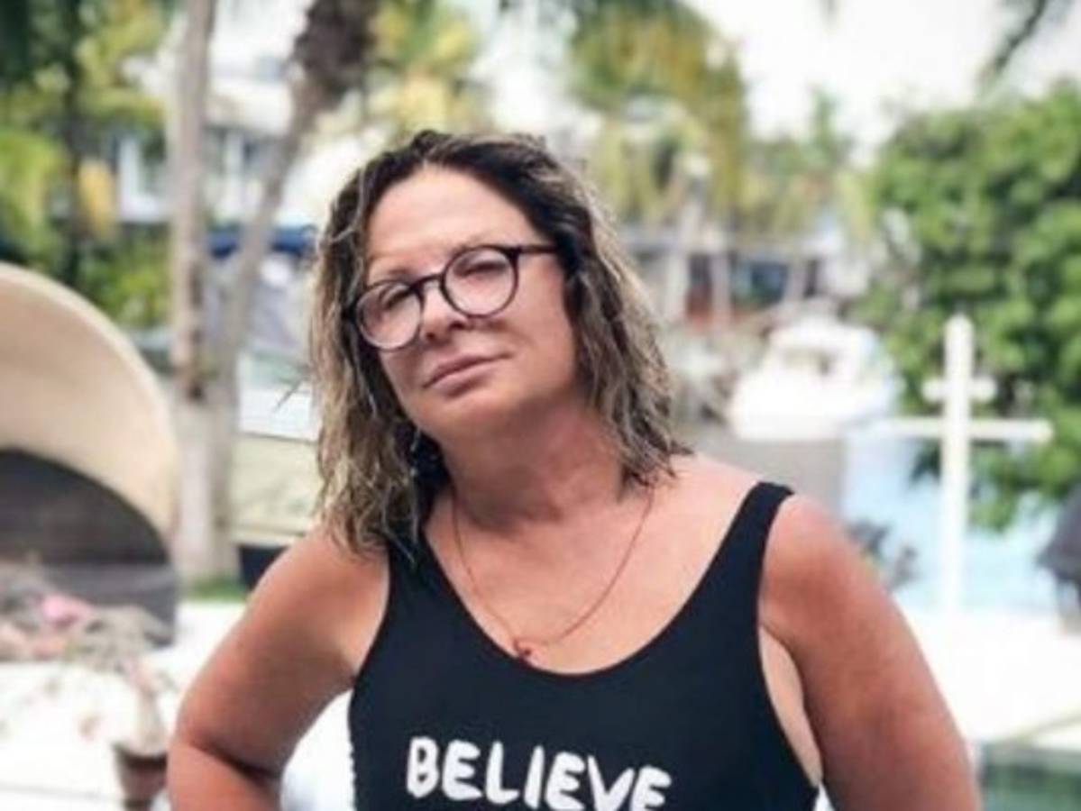 Doctora Polo causa furor al publicar foto en traje de baño a los 60 años