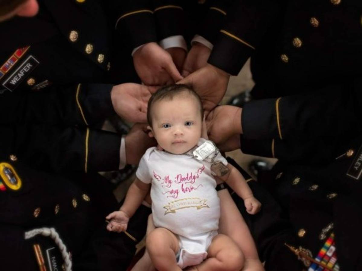 La tierna imagen del bebé que representa a todos los niños obligados a crecer sin padre por la guerra