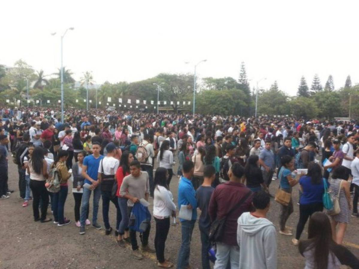 Estudiantes aspiran ingresar a la Universidad Nacional Autónoma de Honduras