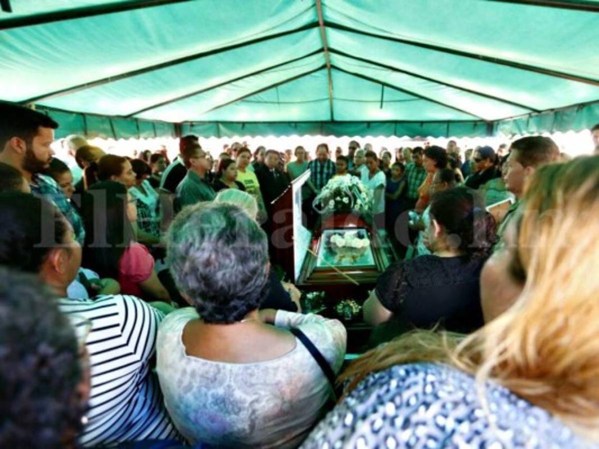 Entre lágrimas y aplausos despiden del mundo terrenal al doctor Solórzano