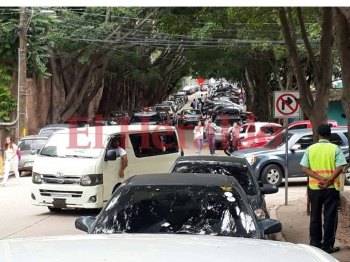 Mientras recogen el cuerpo de un familiar en la morgue grúas les llevan sus vehículos