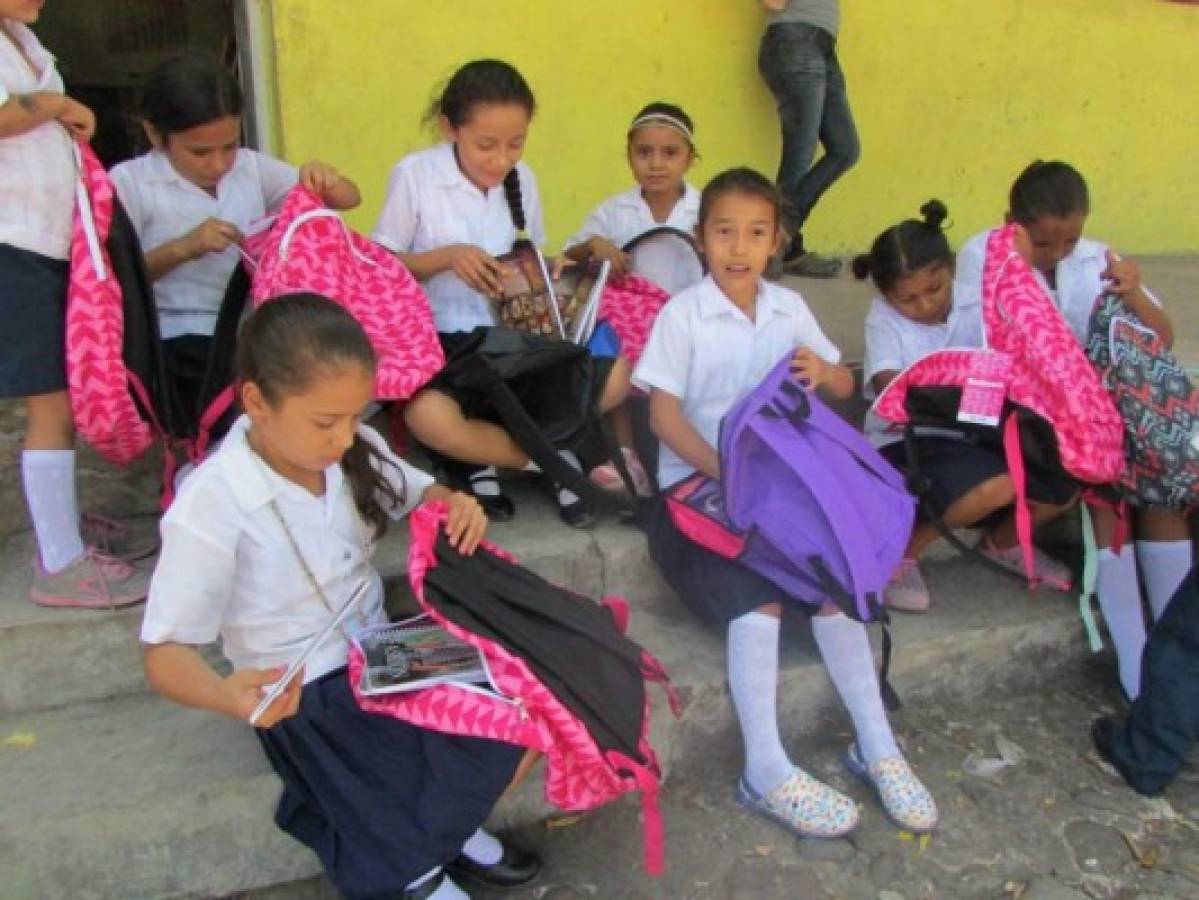 Con mochilas abrazamos a los alumnos de la Escuela Lempira de El Madreal Choluteca  