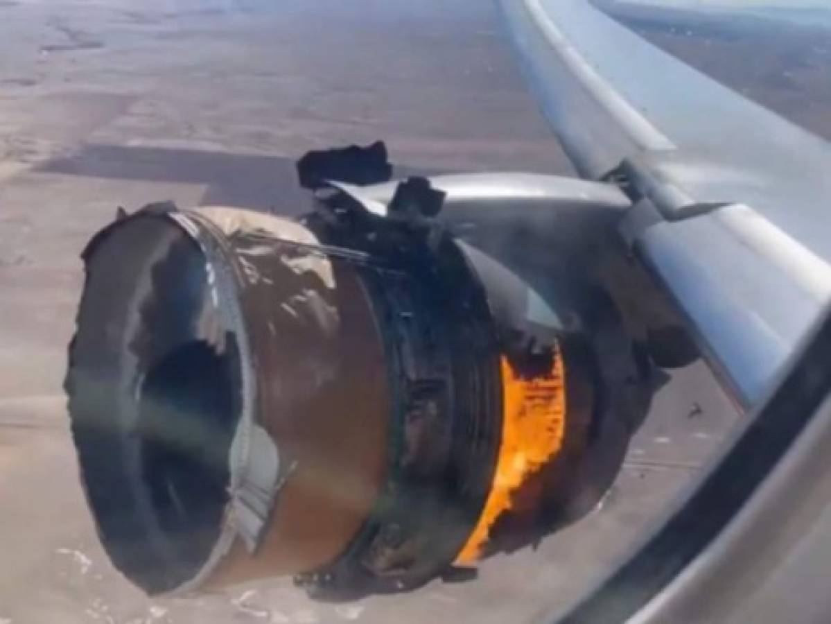 VIDEOS: El aterrador momento en que avión vuela con el motor en llamas en Denver