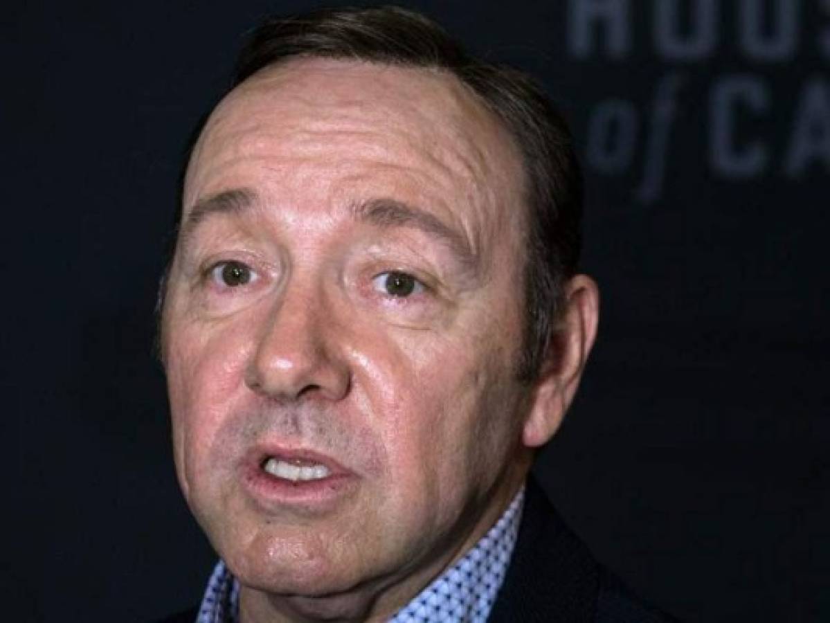 Kevin Spacey se disculpa por serias acusaciones sexuales y se declara homosexual