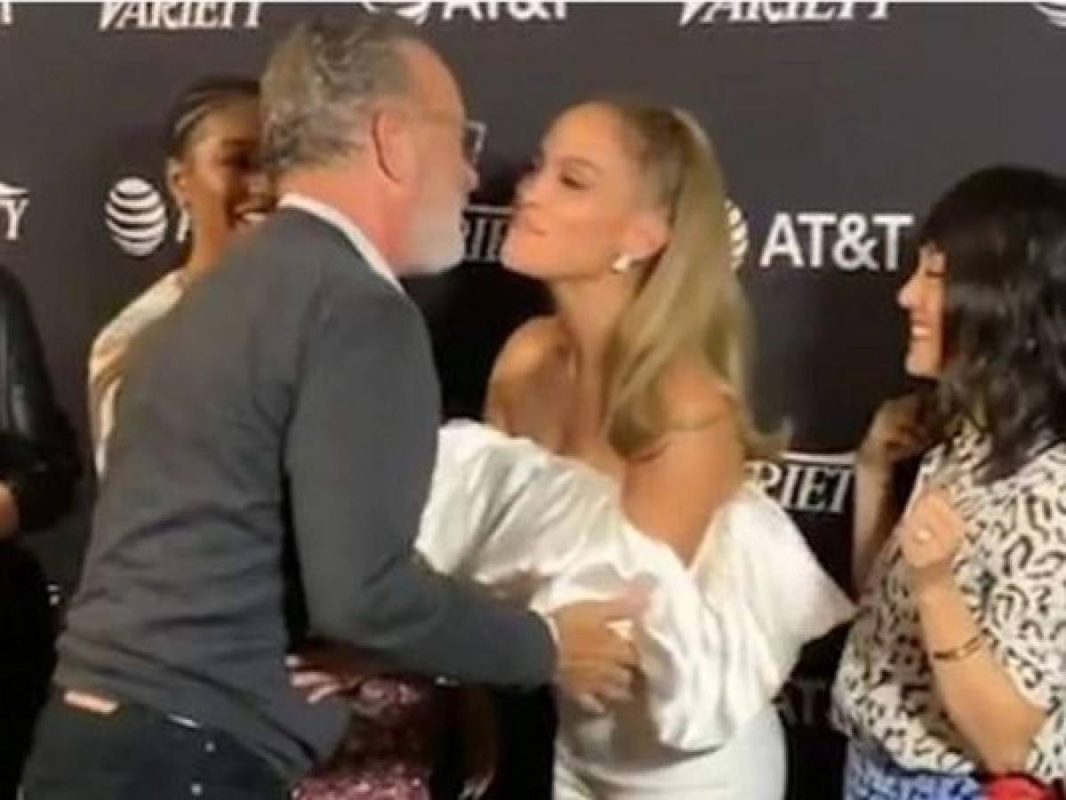Critican a Tom Hanks tras limpiarse beso de Jennifer López