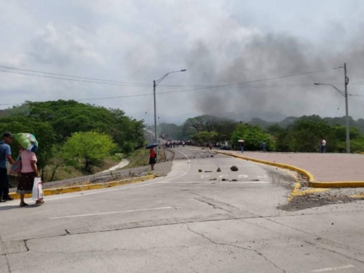 Maestros bloquean varias carreteras en la zona sur, centro y oriente de Honduras
