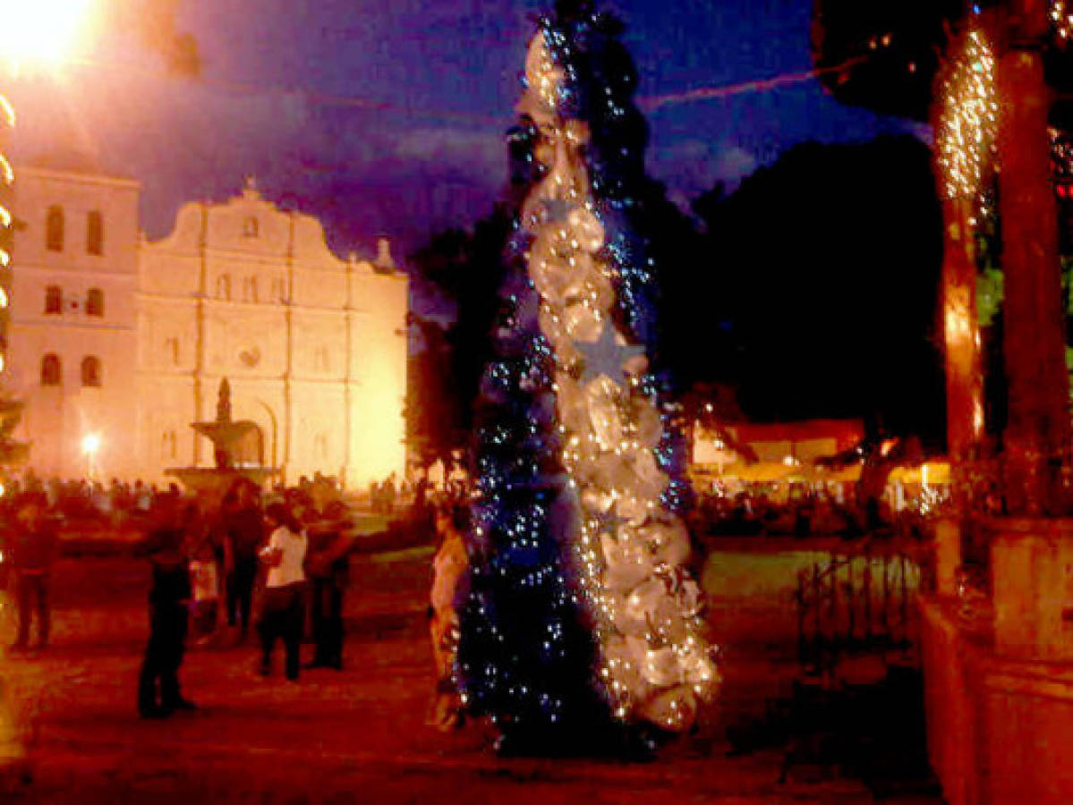 Instalan árbol de Navidad alusivo al Plan de Nación
