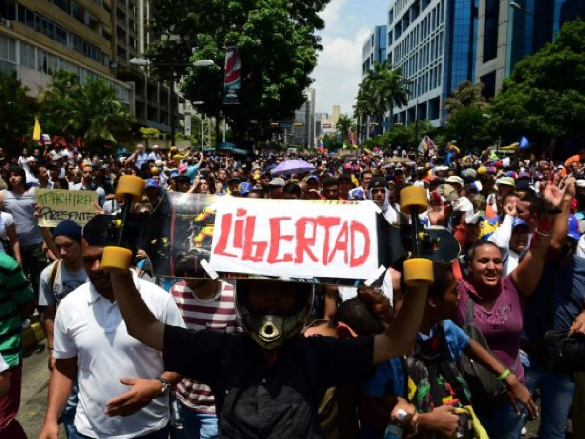 Miles de opositores venezolanos marchan contra Maduro pese a violencia