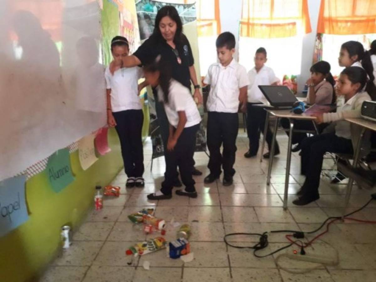 Niños de la Escuela D. Jorge Roberto Maradiaga aprenden a clasificar los residuos