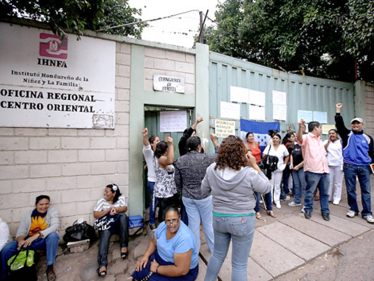 Empleados del Ihnfa protestan en Tegucigalpa