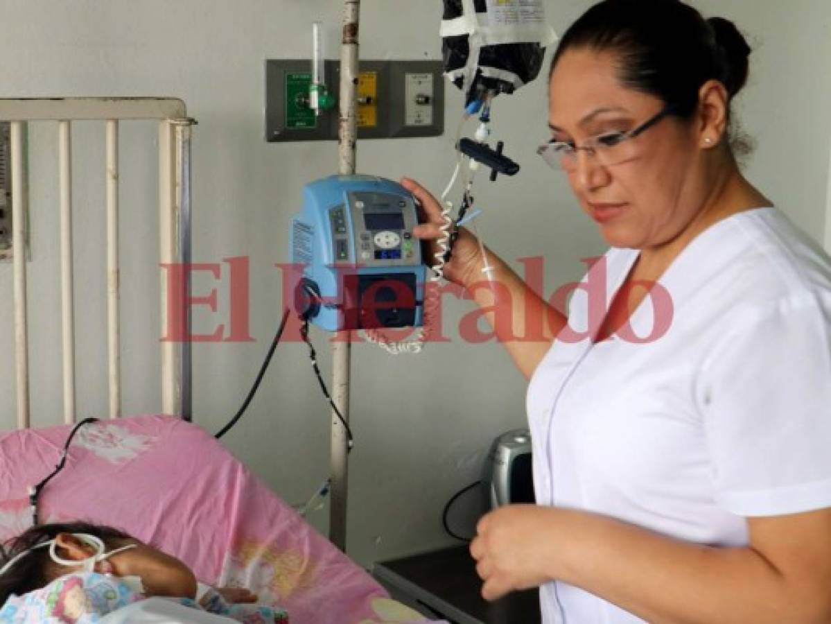 Con esmero, Obdulia Rivera vela por la salud de los niños. Foto David Romero| EL HERALDO