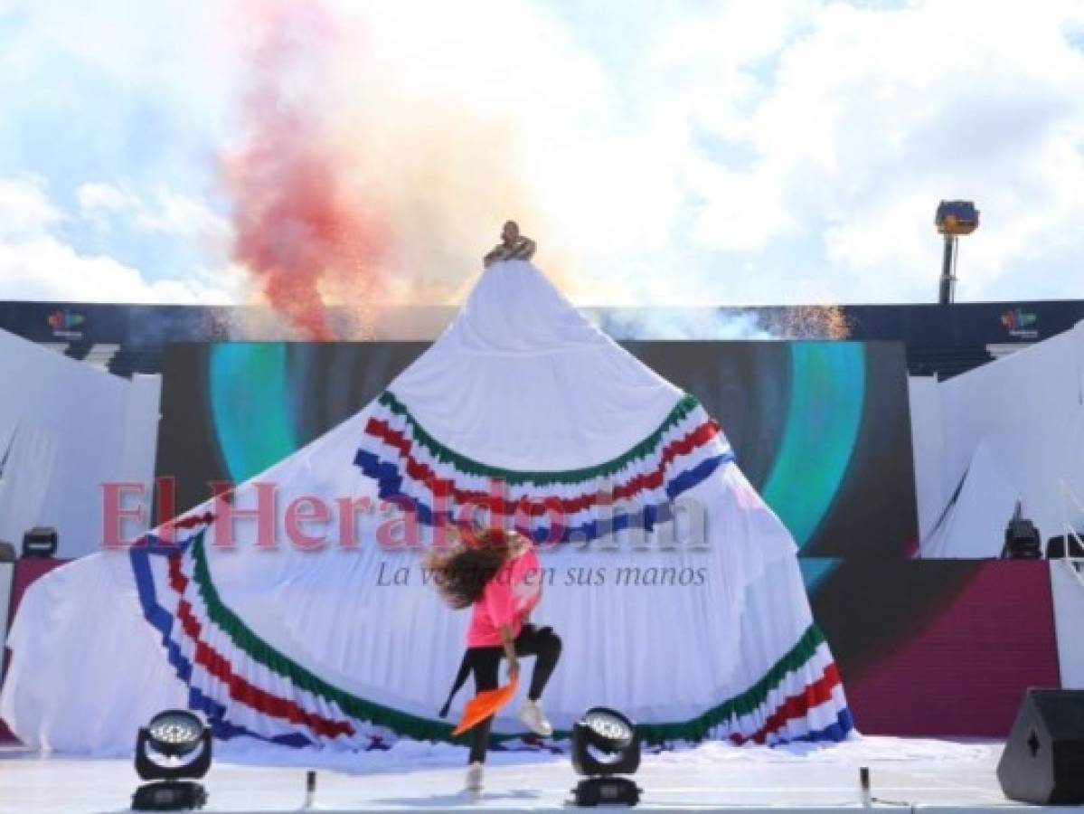 Angie Flores encantó a los presentes del Estadio Nacional con su presentación musical.