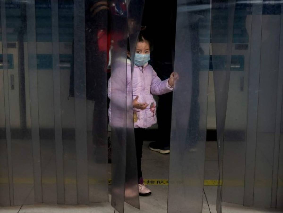 En Wuhan parece una ciudad fantasma. La mayoría de comercios están cerrados. Foto AFP