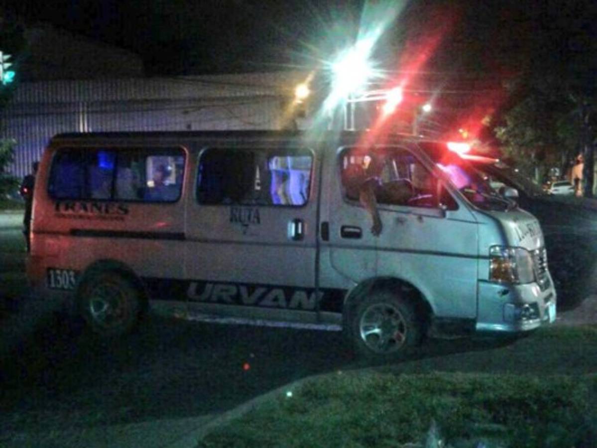Así quedó el busito al recibir los impactos de bala la noche del domingo en el barrio Las Palmas. (Sucesos de Honduras / EL HERALDO Honduras)
