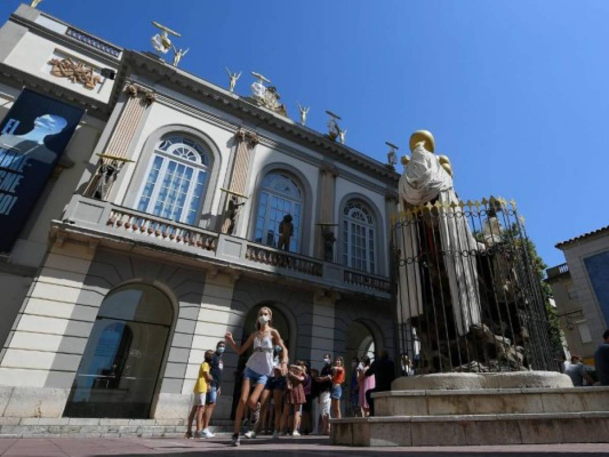 España reconfina 200,000 personas mientras se multiplican casos de covid-19