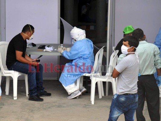 Hospitales privados y laboratorios colapsan por alta demanda de pacientes con covid-19