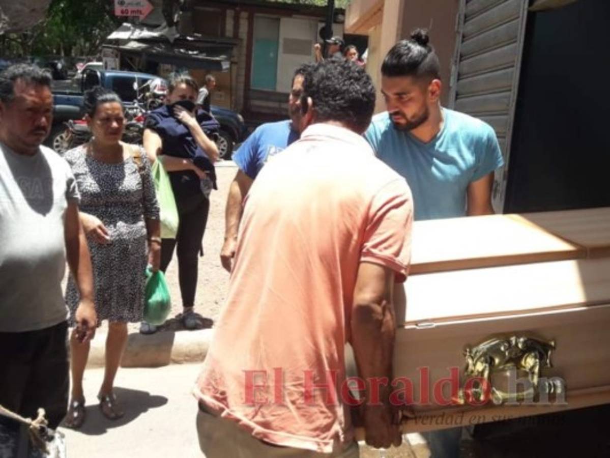 Los restos de Kevin Alberto fueron retirados de la morgue por sus familiares.
