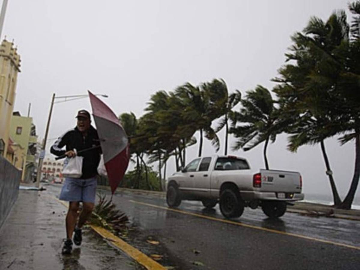 Trump desvía fondos del muro fronterizo para desastres naturales