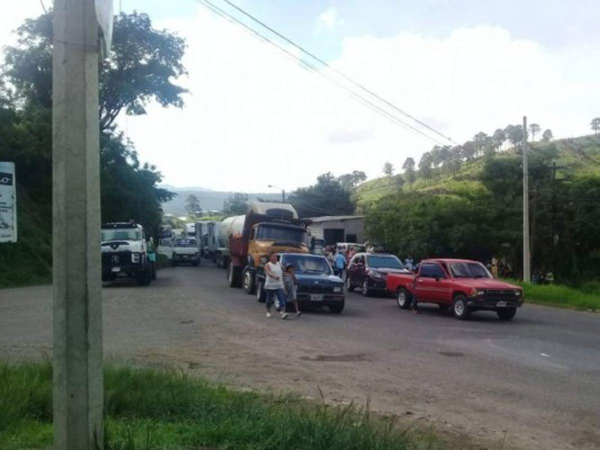 Se toman carretera que conduce al departamento de Olancho por mal estado de la vía