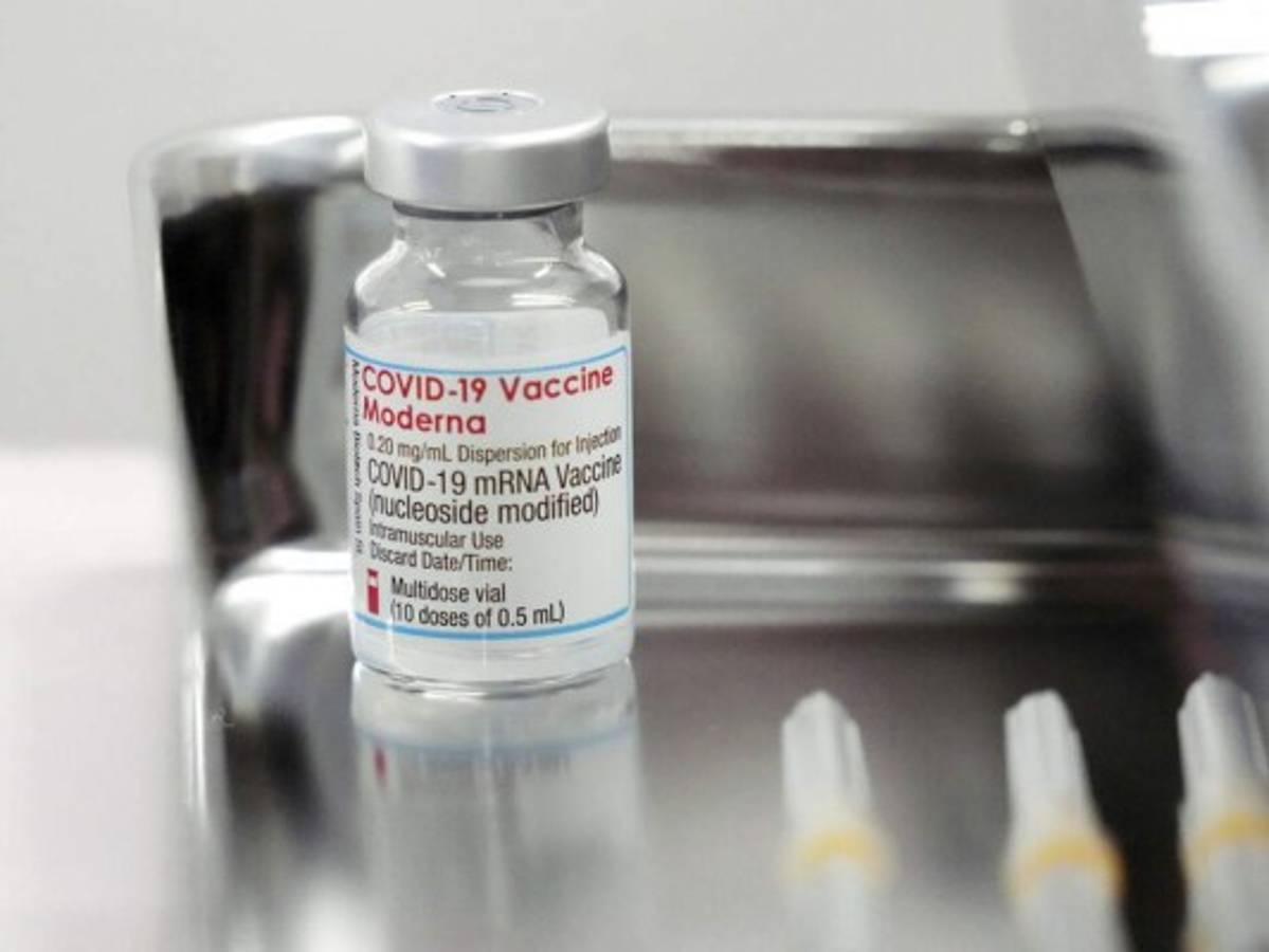 Japón suspende más de 1 millón de dosis de Moderna por tener 'partículas metálicas'