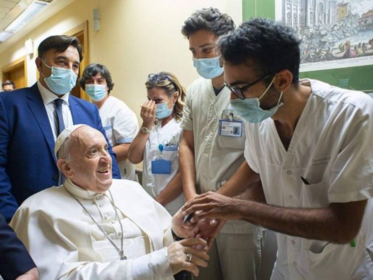Papa permanecerá internado en el hospital de Roma 'unos días más'