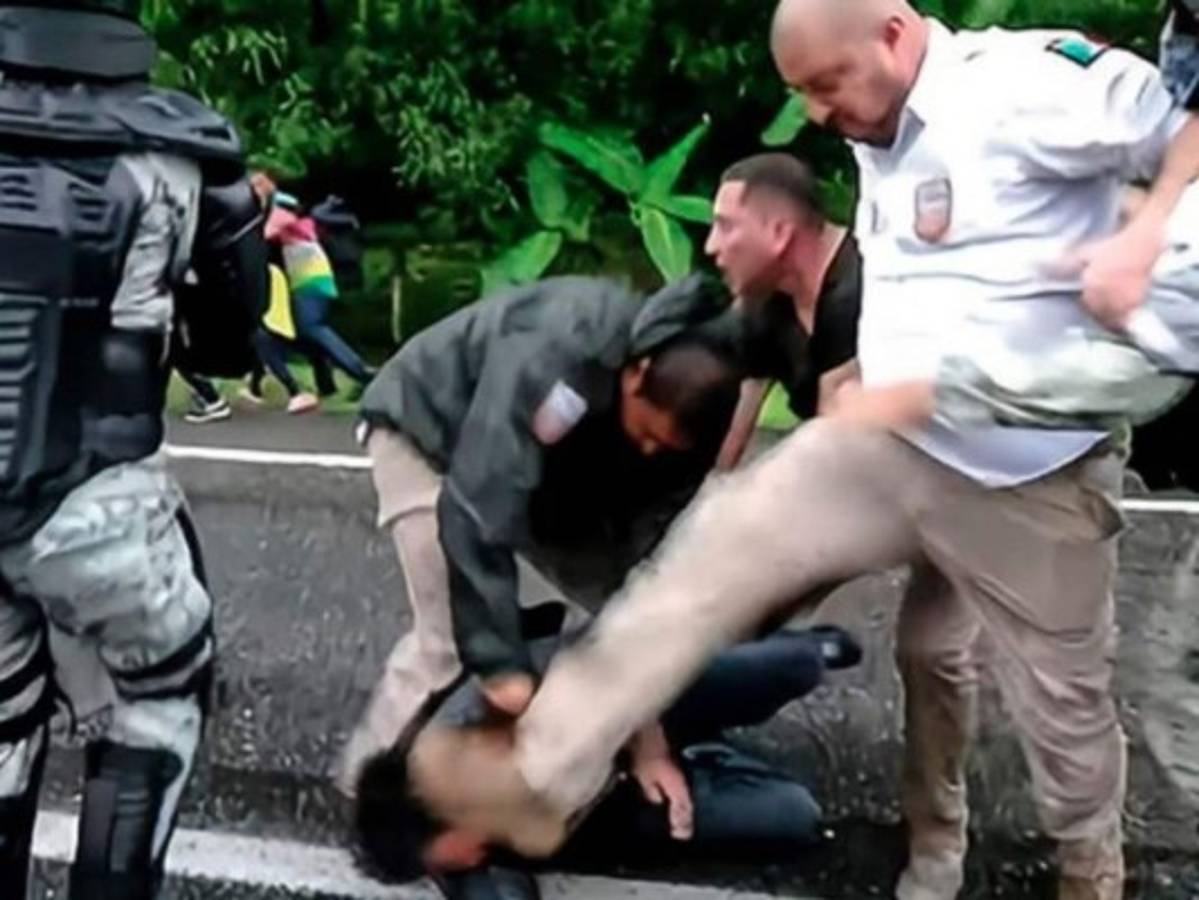 Captan a agente migratorio pateando brutalmente la cabeza de migrante en México