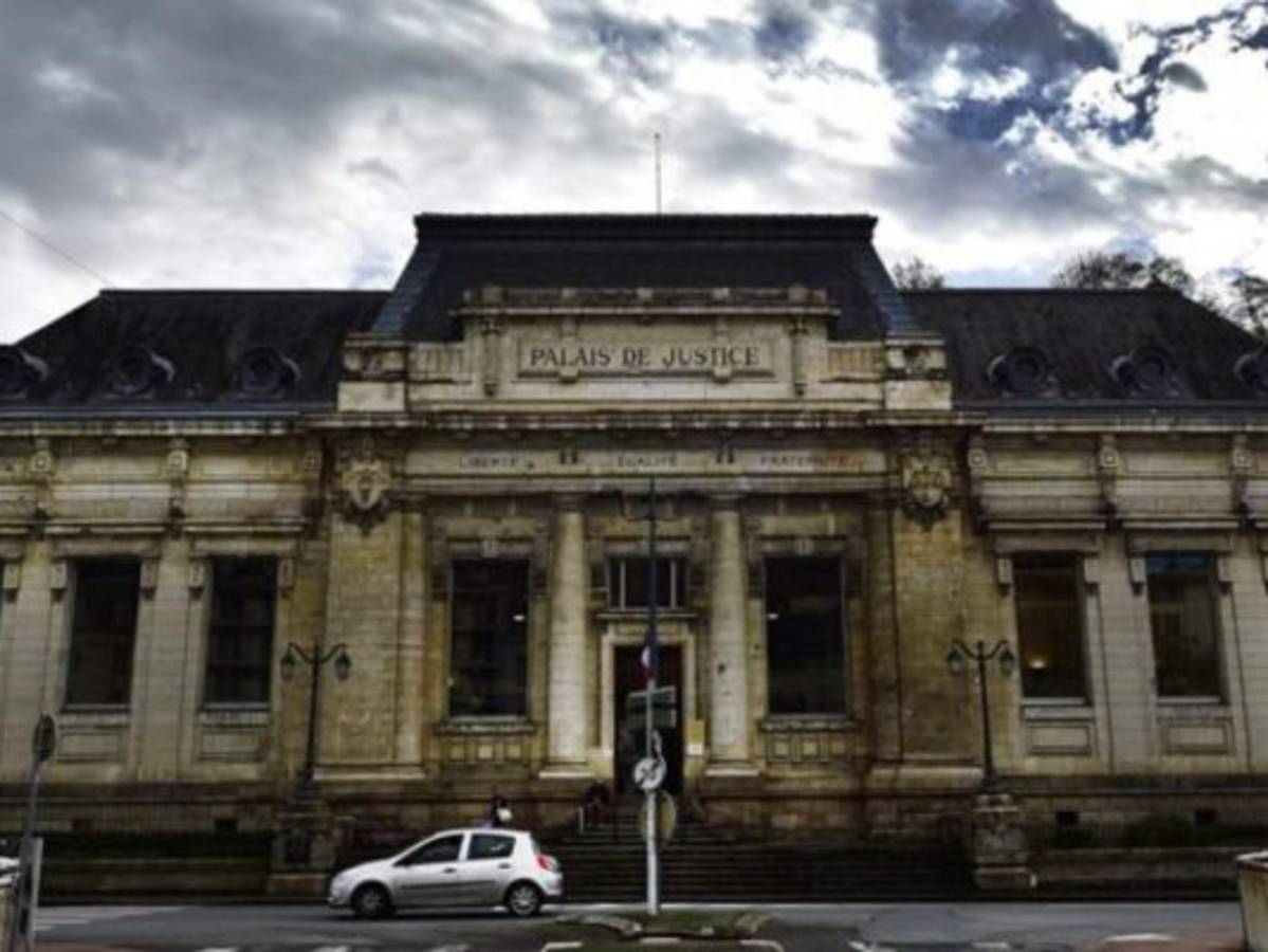 Mujer ocultó a su hija en la cajuela de su vehículo por dos años