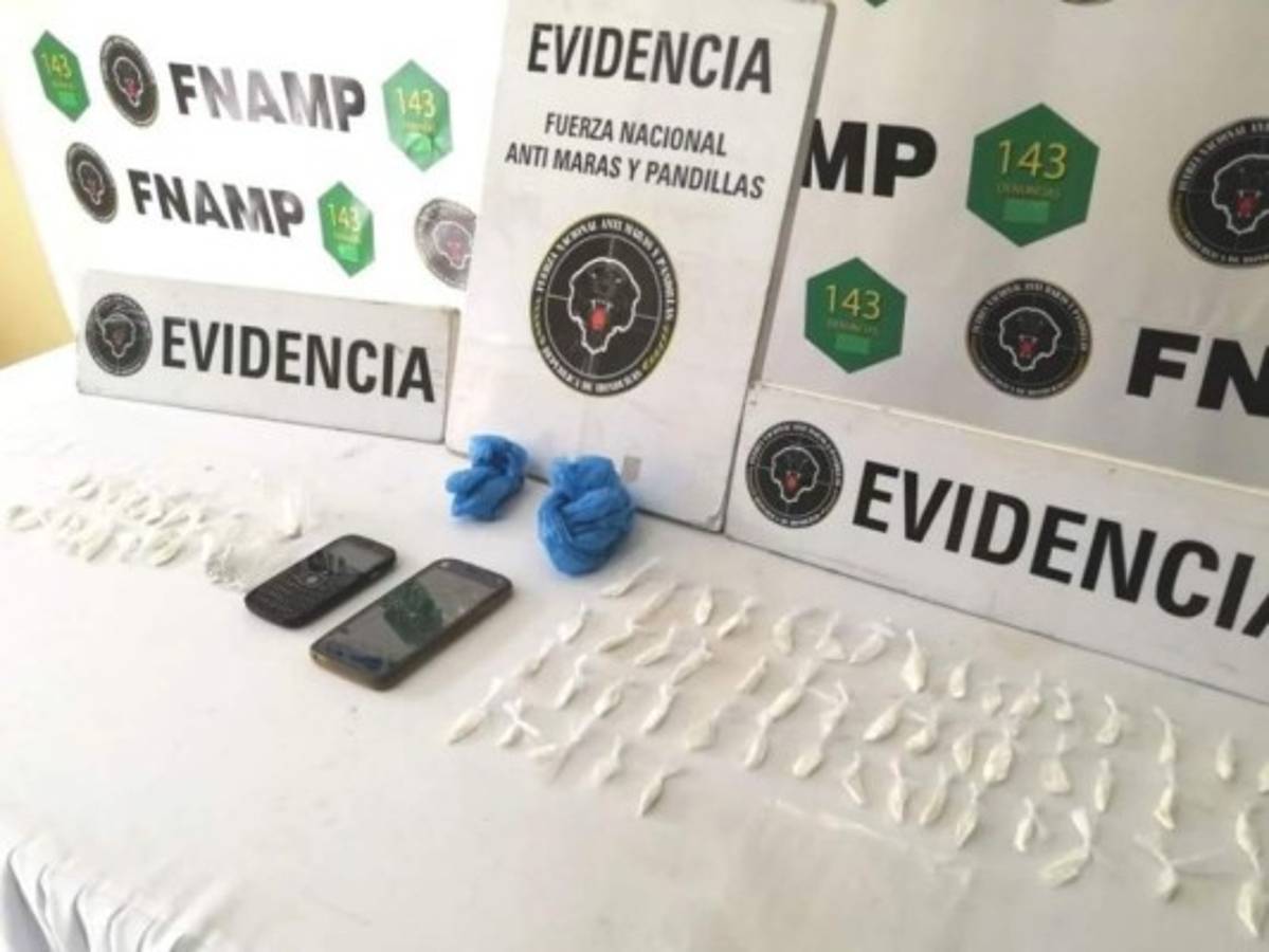 La fotografía muestra los envoltorios con supuesta droga hallados a los presuntos miembros de la MS-13.