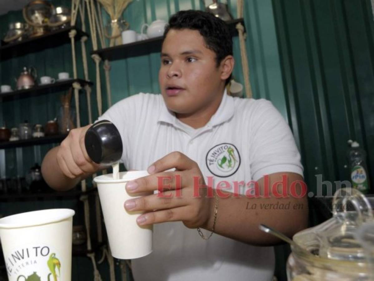 José Guillermo, el cipote de 17 años que le pone magia al té