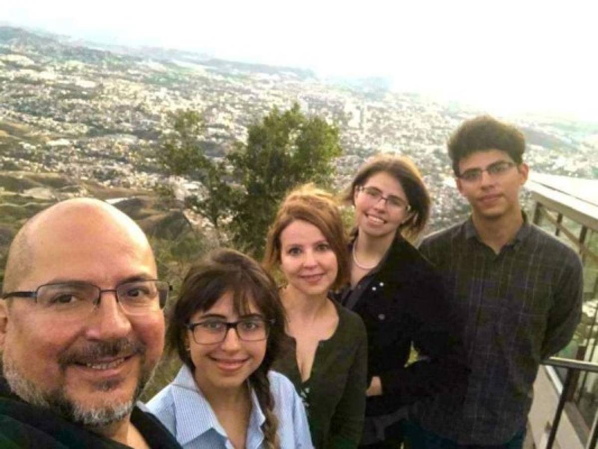 Herrera y su esposa Laura Gonzales se casaron hace 26 años. Mariela, Cristina y Daniel son los frutos del consolidado matrimonio costarricense. Foto: Cortesía