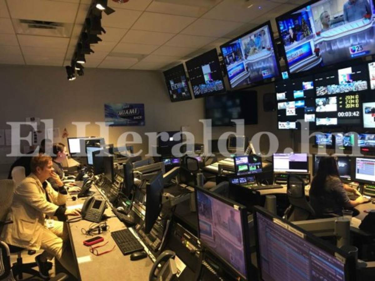 Carolina nos mostró su espacio de trabajó, desde donde produce para la cadena Univisión.