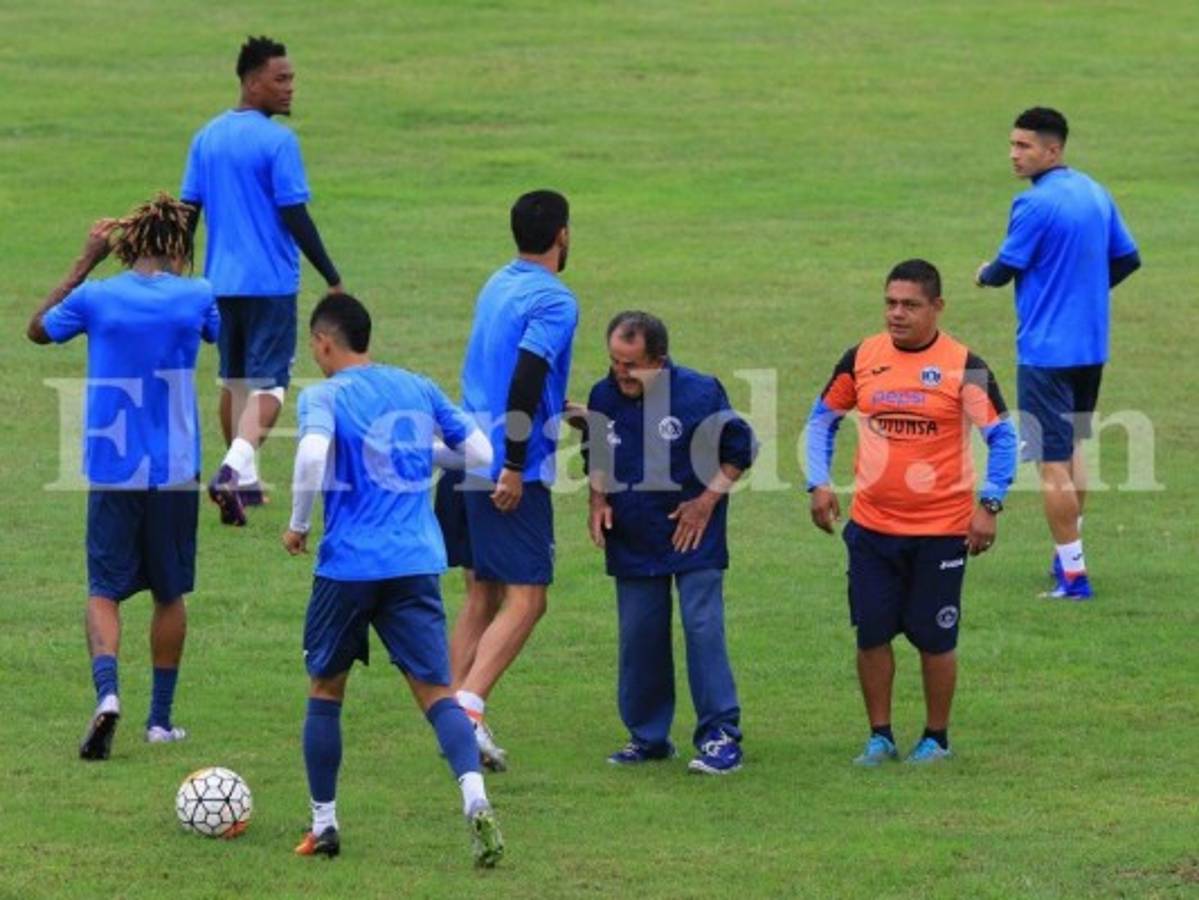 Ñelito Vega, kinesiólogo de Motagua, cumplió 80 años y pidió la Copa 14 de regalo