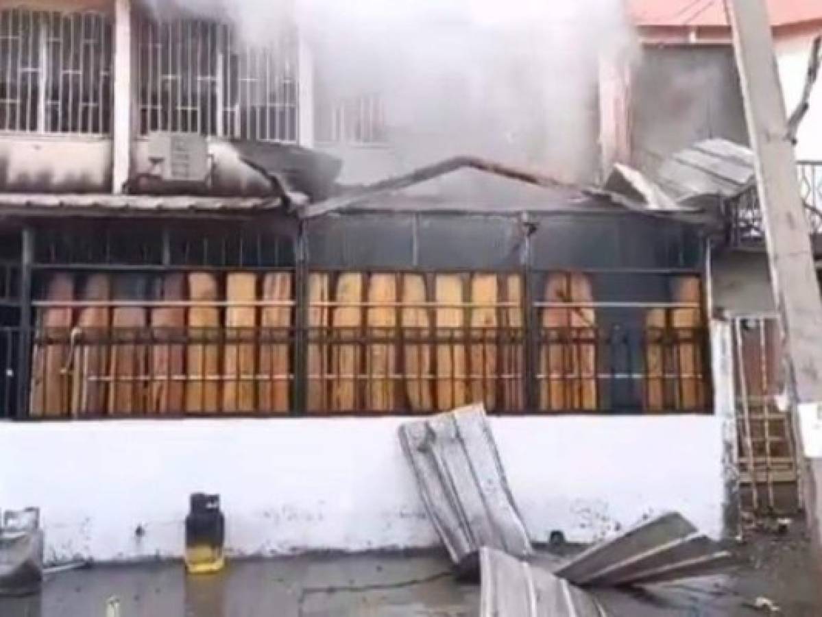 Voraz incendio arrasa con negocio de golosinas en colonia Miramontes de la capital