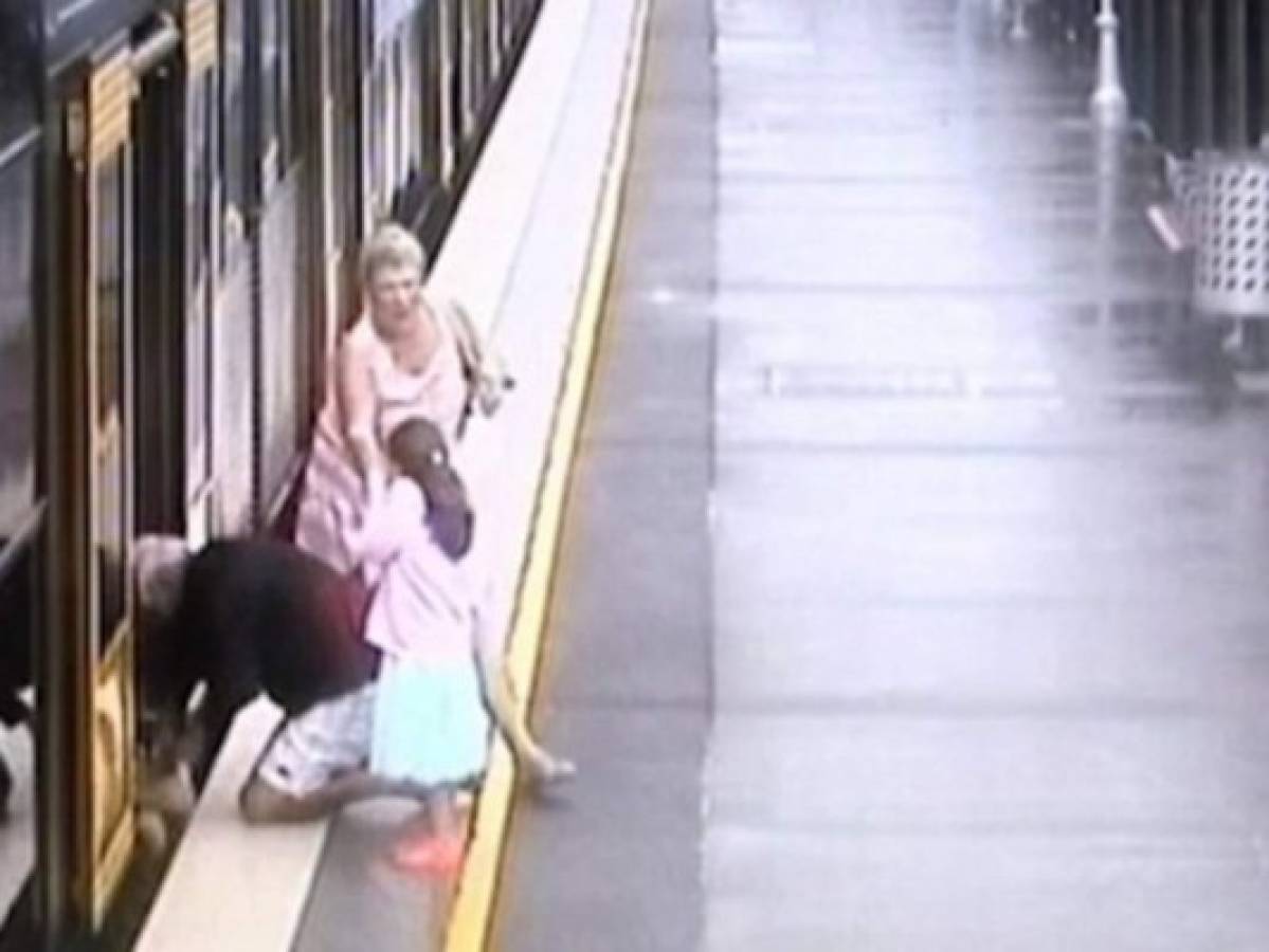 Video: Pánico en una estación de tren cuando un menor cae en las vías férreas