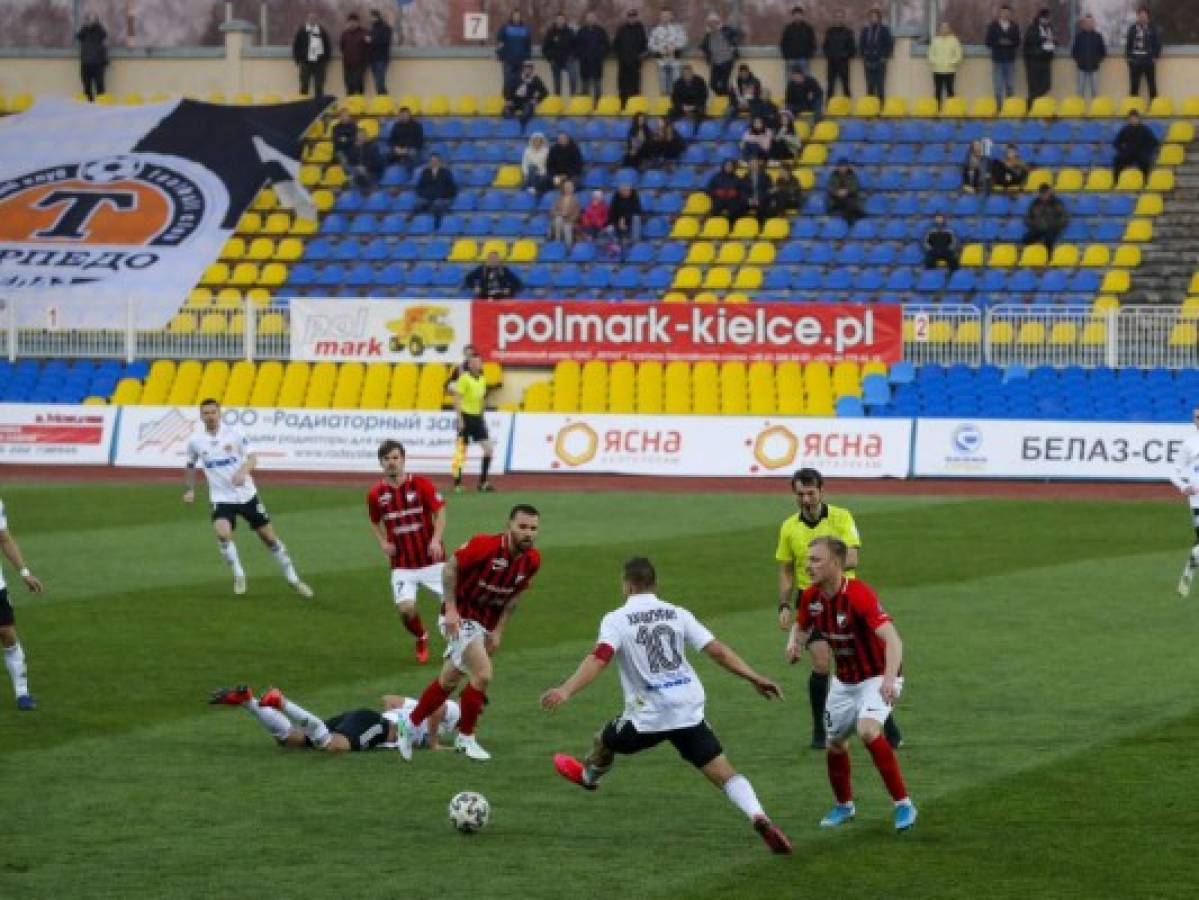 'Mejor morir de pie”: Se sigue jugando fútbol en Bielorrusia