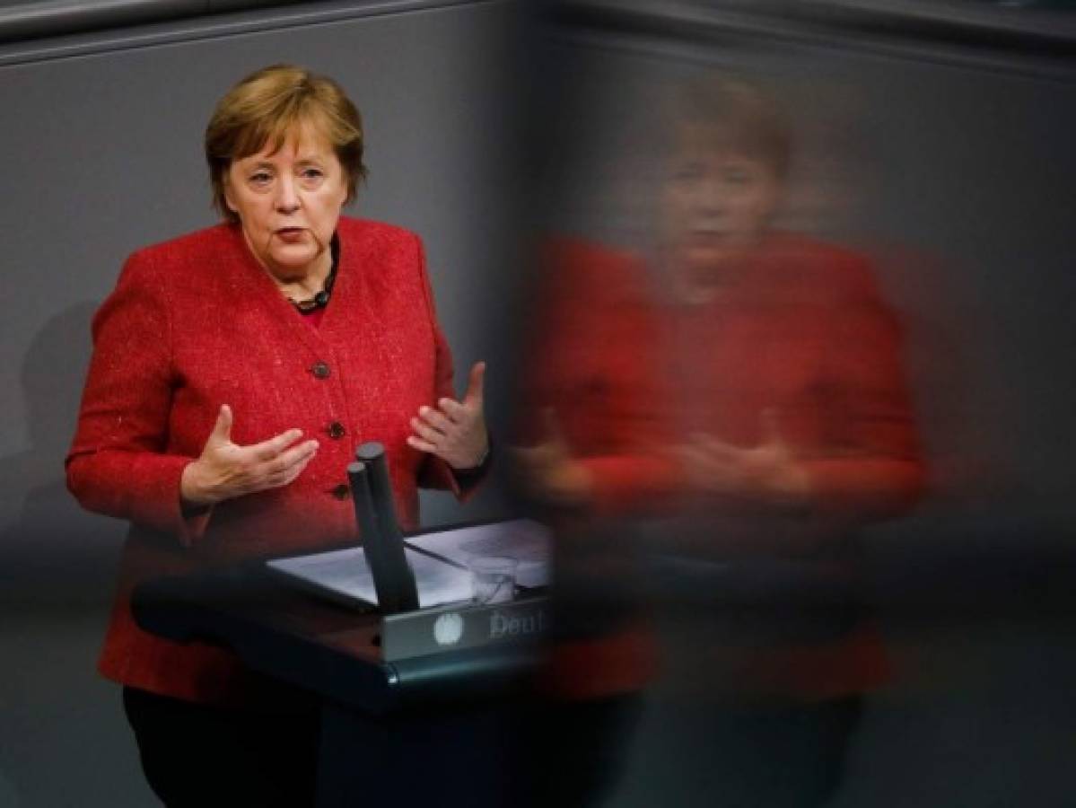 Merkel pide restricciones ante nuevo récord de muertes por covid en Alemania