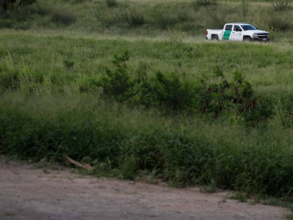 Rescatan a migrante hondureño que estaba a punto de morir deshidratado tras perderse en Texas