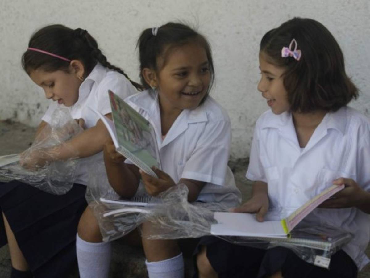 Alumnos de San Lorenzo dan cálida bienvenida a EL HERALDO